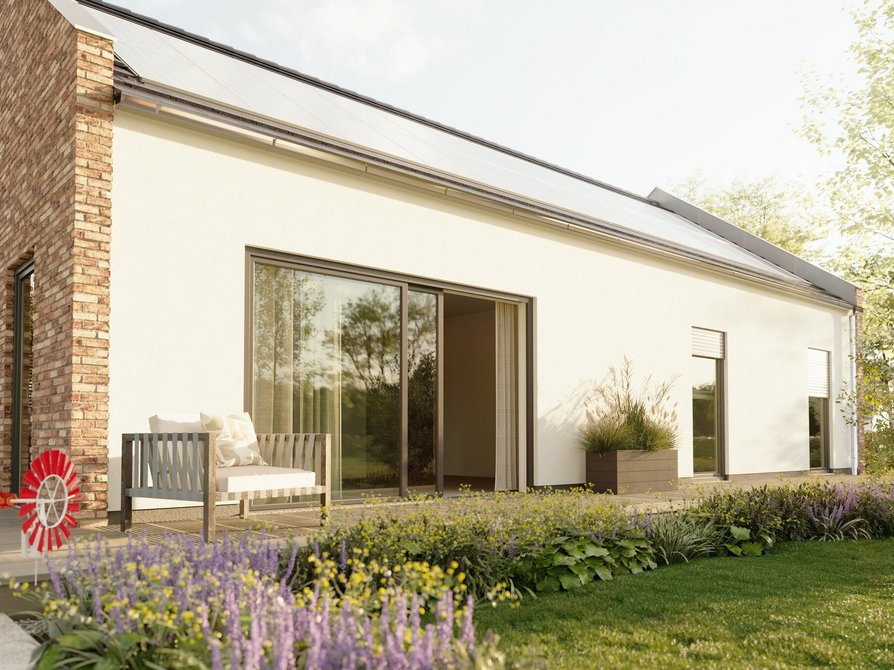 Detailaufnahme des Bungalow 100 NOVO mit Klinkergiebel, bodentiefer Fensterfront und durchgehender Photovoltaikanlage auf dem Satteldach